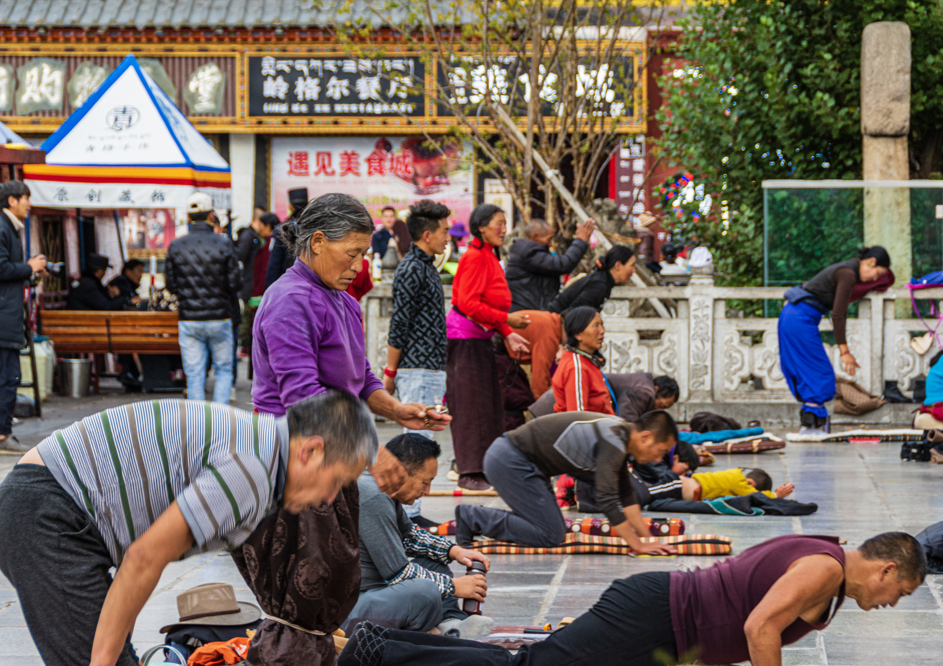 Lhasa Pilger vor dem Jokhang